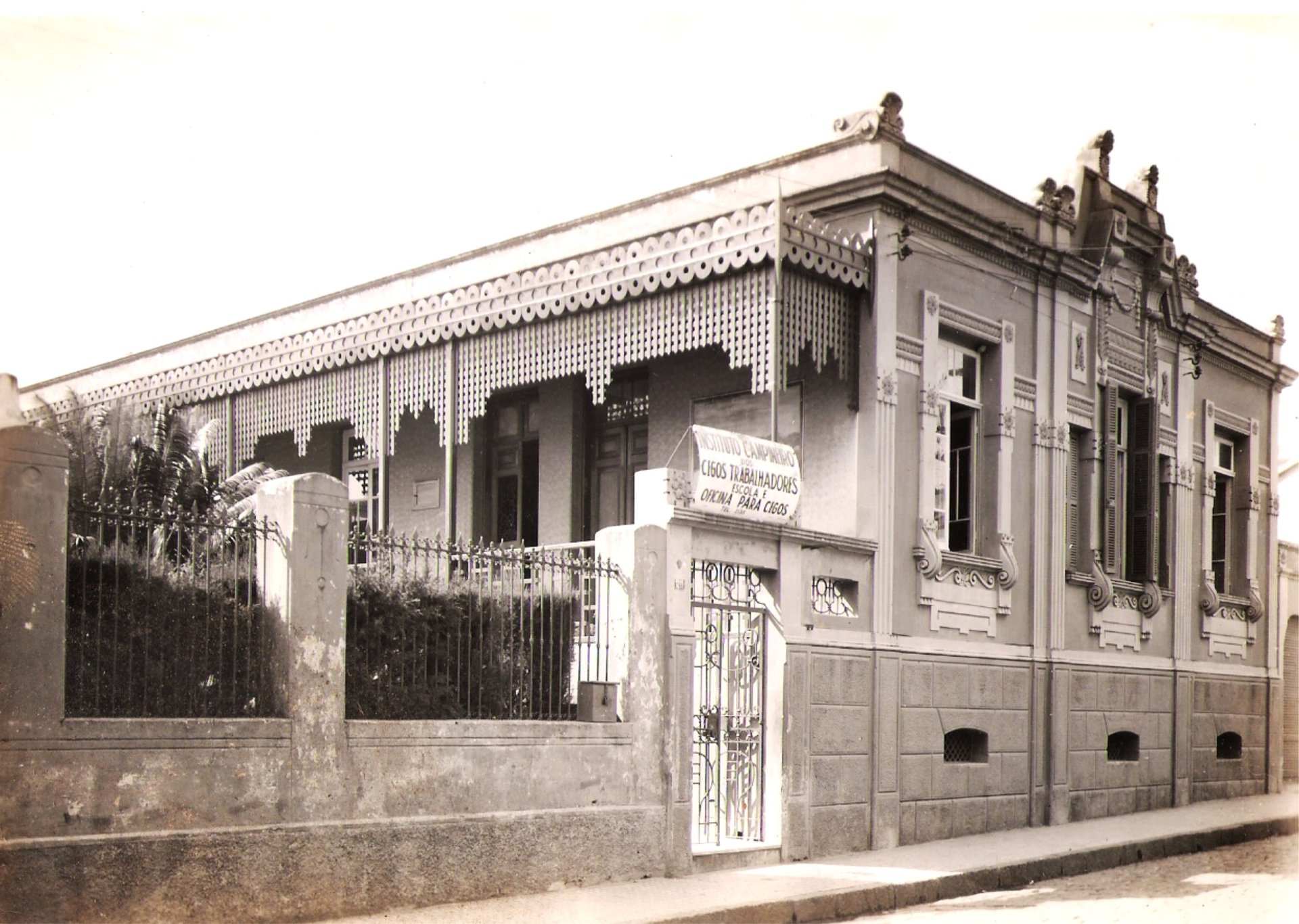 Fachada do edif&iacute;cio antigo do instituto no centro de Campinas