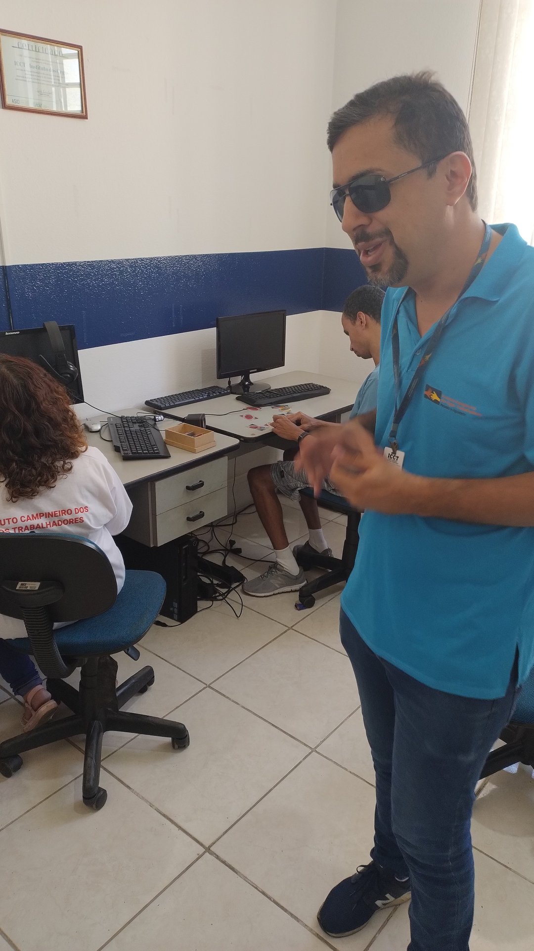 Assistidos do ICCT utilizando smartphones e computadores com leitor de tela